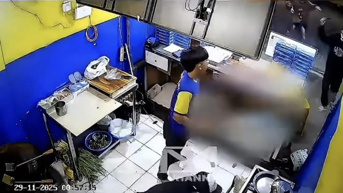 Aksi berani Agus Nugraha (24) mengusir se