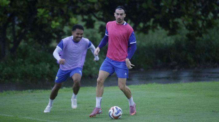 LATIHAN - Saddil Ramdani dan Andrew kembali latihan bersama Persib Bandung di Lapangan Pendamping Stadion Gelora Bandung Lautan Api (GBLA), Selasa 11 November 2025 usai diliburkan selama empat hari.