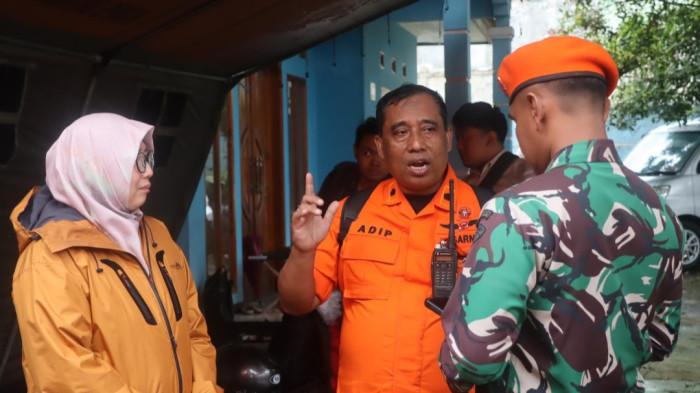 SRI DEWI ANGGRAINI - Anggota DPRD Provinsi Jawa Barat Hj. Sri Dewi Anggraini saat meninjau lokasi longsor di Desa Pasrlangu, Cisarua, Kabupaten Bandung Barat.