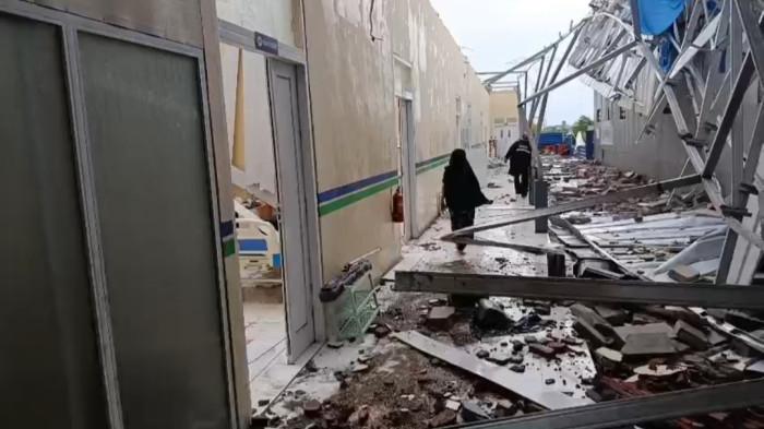 PUTING BELIUNG - Hujan deras yang turun selama setengah jam di Kecamatan Ciledug, Kabupaten Cirebon, mendadak berubah menjadi bencana ketika angin puting beliung menerjang Klinik Sehat Kita di Jalan Raya Ciledug, Senin (17/11/2025) sore. Sebuah klinik hancur porak-poranda.