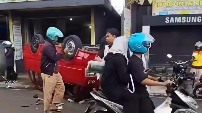 TERBALK- sejumlah warga melintas di depan angkot yang terbalik akibat dihantam Fortuner. Kecelakaan lalu lintas ini terjadi di Jalan RA Kosasih, Ciaul, Kecamatan Cikole, Kota Sukabumi yang melibatkan sebuah mobil Toyota Fortuner bernomor polisi F 1712 OY dan angkot merah trayek 04 Goalpara–Kota Sukabumi bernomor polisi F 1904 VS, Minggu (16/11/2025).

Informasi yang dihimpun, peristiwa terjadi Minggu (16/11/2025) sekitar pukul 10.15.