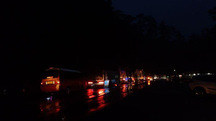 LONGSOR SUSULAN - Antrean kendaraan terjadi di kawasan pinus Cigendel akibat longsor susulan di jalur Cadas Pangeran, Sumedang, Jumat (26/12/2025) pukul 18.41 WIB.