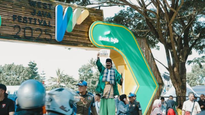 WJF 2025 -  bank bjb memberikan dukungan penuh dalam gelaran West Java Festival (WJF) 2025 dengan mengusung tema “Gapura Panca Waluya.” Tema ini menggambarkan lima nilai luhur yang menjadi prinsip masyarakat Sunda, mencakup Cageur, Bageur, Bener, Pinter, dan Singer yang bertujuan menampilkan kekayaan budaya Jawa Barat sekaligus menanamkan nilai-nilai kearifan lokal dalam sektor pariwisata berkelanjutan.