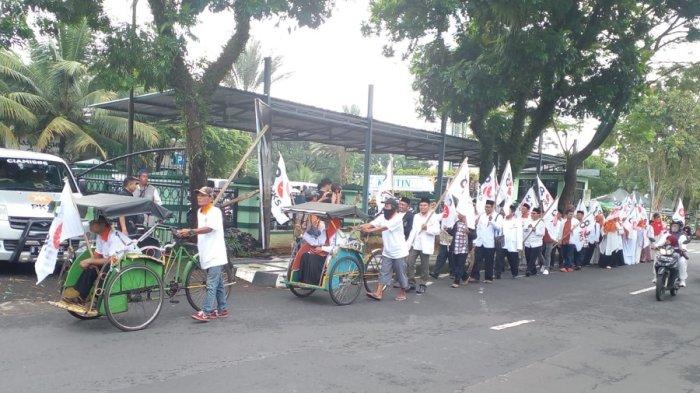 Jadi Partai Pertama Daftar ke KPU, Bacaleg dan Pengurus PKS Ciamis Konvoi Becak dan Jalan Kaki