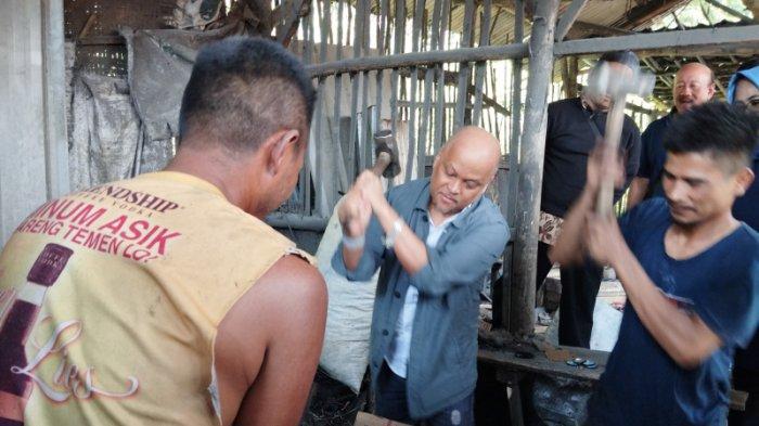 Bakal Calon Gubernur dari Nasdem, Ilham Habibie Meninjau Pembuatan Golok dan Perkakas di Pasirjambu