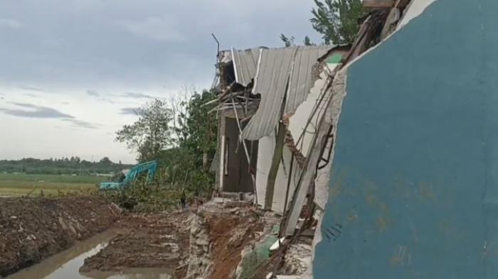 DIHANCURKAN - Bangunan di lahan sewa milik Perum Jasa Tirta (PJT) II yang kabarnya dikelola Manaf Zubaidi tepatnya di sepanjang saluran sekunder Pasirpanggang, Desa Sukamakmur, Kecamatan Telukjambe Timur, Karawang, Jawa Barat, dihancurkan, Jumat (14/11/2025).