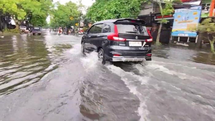 Diguyur Hujan Deras, 11 Titik di Kota Bandung Banjir Imbas Sungai Meluap dan Drainase Penuh Sampah
