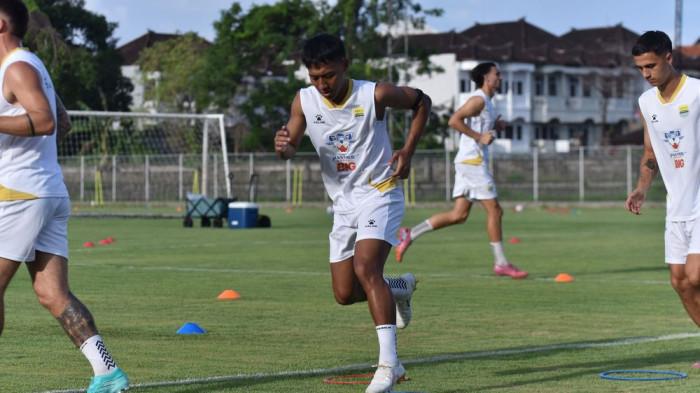Beckham Putra Nugraha berpeluang besar melanjutkan tugasnya sebagai kapten tim PERSIB saat menghadapi Persita Tangerang pada pertandingan pekan ketujuh Super League 2025/26 di Stadion Kapten I Wayan Dipta Gianyar, Bali, Sabtu, 27 September 2025, pukul 19.00 WIB.