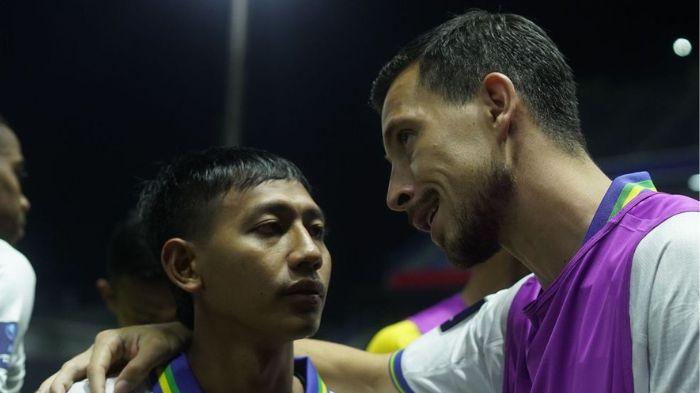 PAMITAN - Setelah menghadapi Bangkok United di Stadion Pathum Thani, Thailand, Rabu, 1 Oktober 2025, lima pemain PERSIB, Beckham Putra Nugraha, Marc Klok, Eliano Reijnders, Thom Haye (Indonesia), dan Frans Putros (Irak) langsung pamitan untuk memperkuat tim nasional (timnas) negaranya masing-masing.