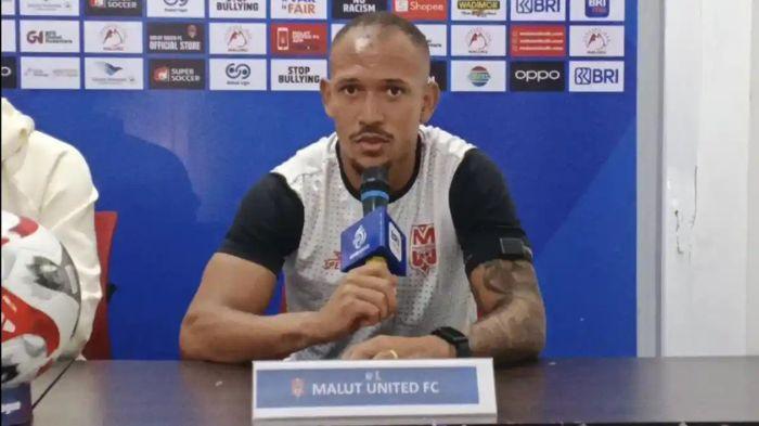 JUMPA PERS - Bek Malut United Gustavo Franca pada sesi jumpa pers jelang laga melawan Persib Bandung di pers room Stadion Gelora Kie Raha, Ternate, Sabtu (13/12/2025).