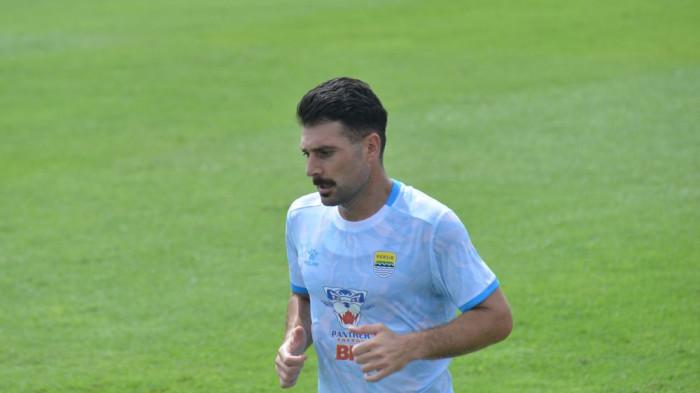 LATIHAN - Bek Persib Bandung Frans Putros dalam sesi latihan di lapangan pendamping Stadion Gelora Bandung Lautan Api (GBLA), Rabu (12/11/2025).