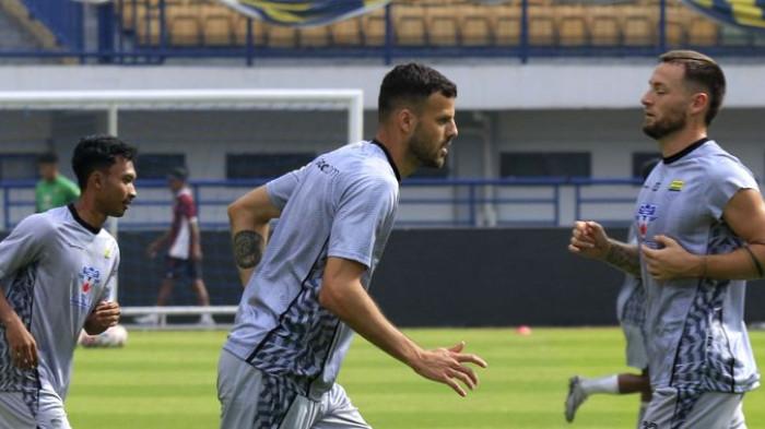 JALANI LATIHAN - Bek Persib Bandung, Patricio Matricardi, saat menjalani latihan di Stadion Gelora Bandung Lautan Api, Kota Bandung, Jumat (8/8/2025).
