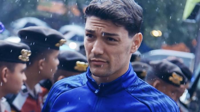 Bek Persib Federico Barba saat tiba di Stadion H Agus Salim untuk menghadapi Semen Padang, 5 April 2026.