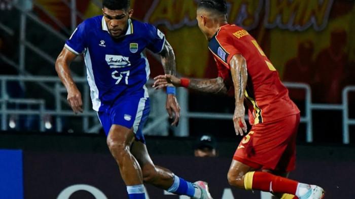 DIKAWAL - Pemain Persib Berguinho mendribling bola dan dikawal ketat pemain Selangor FC di laga matchday keempat ACL 2 di Stadion MBPJ Petaling Jaya, Kamis (6/11/2025). Babak pertama Persib tertinggal 0-2.