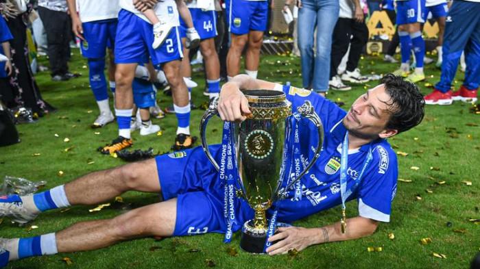 Bintang Persib, Thom Haye, berpose bersama trofi juara Super League 2025-2026