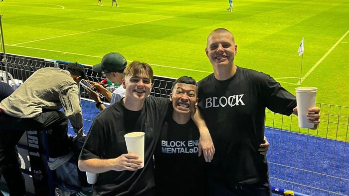 BOBOTOH LUAR NEGERI - Bobotoh Fredie Gentz dari London, Inggris, dan Sam McFarlane asal Skotlandia, menyaksikan pertandingan Persib Bandung melawan Bangkok United pada matchday kedua AFC Champions League Two (ACL 2) 2025/2026 di Stadion True BG, Thailand, pada Rabu (1/10/2025)