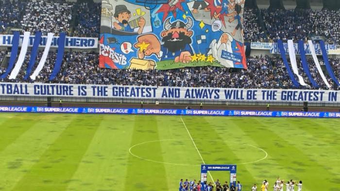 KOREO - Ribuan Bobotoh membakar semangat tim kebanggaannya, Persib Bandung, yang menghadapi Persijap Jepara, pada Super League Indonesia 2025/2026, di Stadion GBLA, Kota Bandung, Sabtu (23/5/2026) melalui sajian berbagai koreo. Koreo yang paling memukau seperti yang ada di Tribun Timur stadion, terdapat koreo bergambar orang yang sedang main bola, pedagang, bintang, hingga terdapat gambar seorang ibu yang sedangan berdoa untuk Persib.