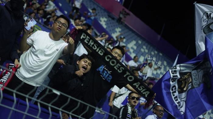 Bobotoh memberikan dukungan langsung untuk PERSIB saat menghadapi Bangkok United pada pertandingan kedua Grup G AF Champions League Two (ACL Two) 2025/26 di Stadion Pathum Thani, Thailand, Rabu 1 Oktober 2025.