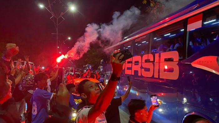 RAYAKAN KEMENANGAN - Sejumlah Bobotoh saat merayakan kemenangan Persib atas Persija di sekitar Stadion GBLA, Minggu (11/1/2026).