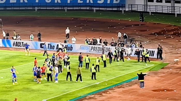 TENANGKAN BOBOTOH - Pelatih Persib Bandung, Bojan Hodak (baju merah), sedang berusaha menenangkan Bobotoh dan meminta balik ke tribun penonton. Persib meang 1-0 namun gagal melaju ke perempat final ACL Two.