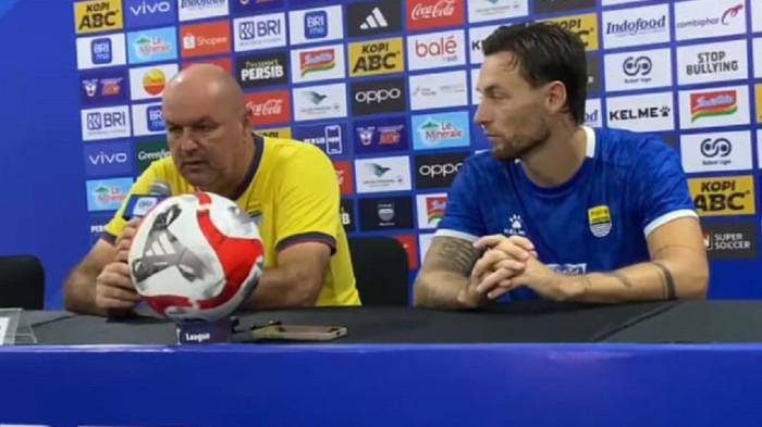 PERSIB BUKAN BIAK - Pelatih Persib, Bojan Hodak, bersama Marc Klok dalam sesi konferensi pers jelang laga kontra Bali United, Sabtu (11/4/2026). Bojan sindir Bali yang dengan sebut melawan Persib berbeda dengan lawan PSBS Biak yang baru ditaklukkan Bali dengan skor besar.