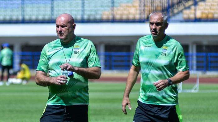 BOJAN BERTEMU GORAN - Bojan Hodak pelatih Persib saat didampingi asisten Goran Paulic merupakan sosok asal Kroasia yang pernah bekerja sama di Johor Darul Tazim (JDT) II. Goran Paulic sempat membantu kerja Bojan Hodak di Liga 1 2023-2024.-- Belum lama ini Bojan Hodak, bertemu dengan mantan asistennya, Goran Paulic, saat jeda kompetisi.