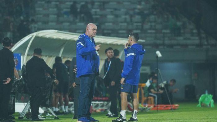 PELATIH PERSIB - PERSIB berhasil menundukkan Bali United 1-0 pada pertandingan pekan kesebelas Super League 2025/26 di Stadion Kapten I Wayan Dipta, Gianyar, Bali, Sabtu, 1 November 2025. Berkat kemenangan ini, Bojan Hodak menyebut timnya makin percaya diri.