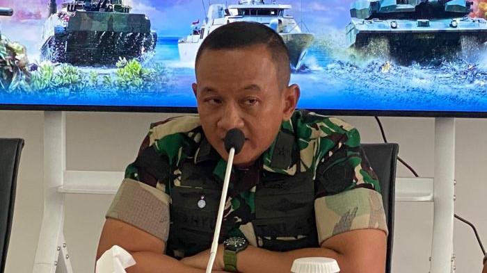 KEMATIAN LUACKY - Kepala Dinas Penerangan Angkatan Darat (Kadispenad), Brigjen TNI Wahyu Yudhayana, saat di Pusdiklatpassus Kopassus, Batujajar, Bandung Barat, Jawa Barat, Jumat (8/8/2025). Wahyu berbicara soal kasus kematian Prada Lucky Chepril Saputra Namo.