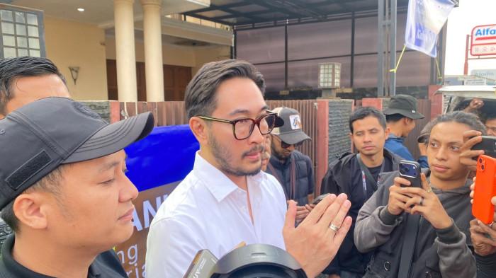BUPATI BANDUNG BARAT- Bupati Bandung Barat, Jeje Ritchie Ismail saat melakukan panggilan video dengan Raffi Ahmad yang memberikan menyumbang Rp1 miliar untuk korban longsor Cisarua