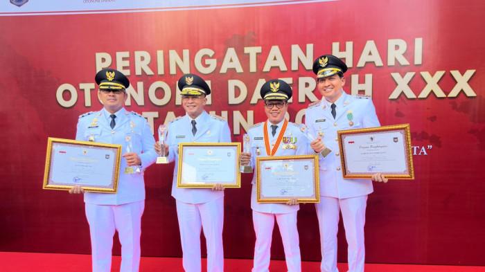 PENGHARGAAN - Bupati Indramayu Lucky Hakim menerima penghargaan atas Prestasi Penyelenggaraan Pemerintahan Daerah berdasarkan Evaluasi Penyelenggaraan Pemerintahan Daerah (EPPD) Tahun 2025 pada peringatan Hari Otonomi Daerah ke-XXX, Senin (27/4/2026) di Plaza Kementerian Dalam Negeri, Jakarta Pusat.
