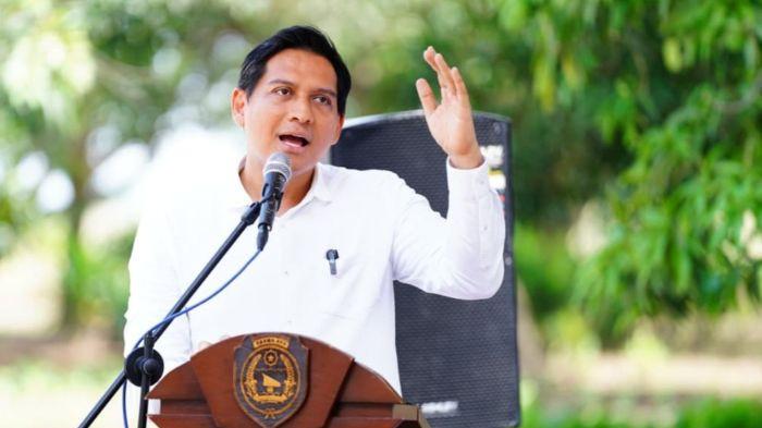 SAMPAIKAN SAMBUTAN - Bupati Indramayu, Lucky Hakim, saat menyampaikan sambutan dalam Pencanangan Percepatan Musim Tanam I 2025/2026 di Balai Pembenihan Tanaman Pangan, Kecamatan Cikedung, Kabupaten Indramayu, Rabu (3/12/2025).
