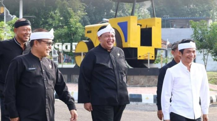 TINJAU PEMBANGUNAN - Bupati Purwakarta Saepul Bahri Binzein (kanan, baju putih) menegaskan perubahan siklus pembangunan infrastruktur, dengan memulai pelaksanaan proyek sejak awal tahun demi kualitas dan ketepatan waktu pembangunan.