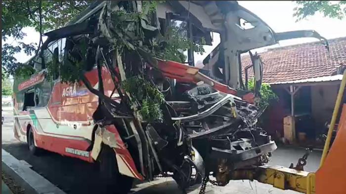 KECELAKAAN MAUT - Bus PO Agra Mas yang terlibat kecelakaan maut di ruas Tol Cikopo-Palimanan (Cipali) KM 72, wilayah Bungursari, Kabupaten Purwakarta, pada Selasa (18/11/2025) dini hari. 