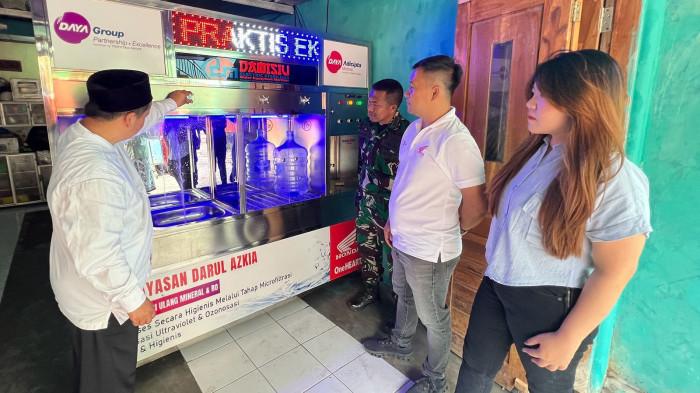 
CSR DAYA GROUP - Daya Group PT Daya Adicipta Motora (DAM) menyerahkan bantuan mesin air minum isi ulang untuk Yayasan Darul Azkia di Kecamatan Cikajang, Kabupaten Garut, Jawa Barat, Sabtu (15/11/2025).