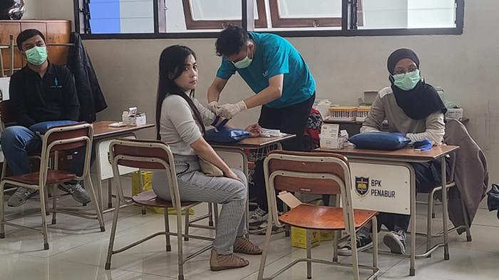 Cek kesehatan gratis oleh SMAK 1 BPK Penabur Bandung.