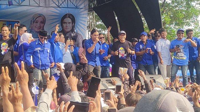 Charly Van Houten Hibur Masyarakat Indramayu Didampingi Ketua PAN Zulkifli Hasan yang Turut Berjoget