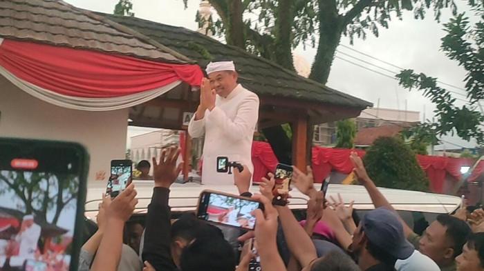 MILANGKALA - Gubernur Jawa Barat Kang Dedi Mulyadi di halaman Gedung DPRD Kabupaten Pangandaran, Sabtu 25 Oktober 2025.