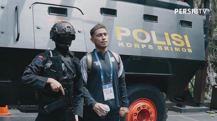 Daisuke Sato berfoto bersama anggota Brimob ketika para pemain Persib Bandung menaikki Barracuda Brimob menuju Stadion Kanjuruhan.