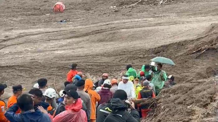 TINJAU LONGSOR - Gubernur Jawa Barat Dedi Mulyadi datang ke lokasi longsor di Desa Pasirlangu, Kecamatan Cisarua, Kabupaten Bandung Barat, Jawa Barat, Sabtu (24/1/2026).