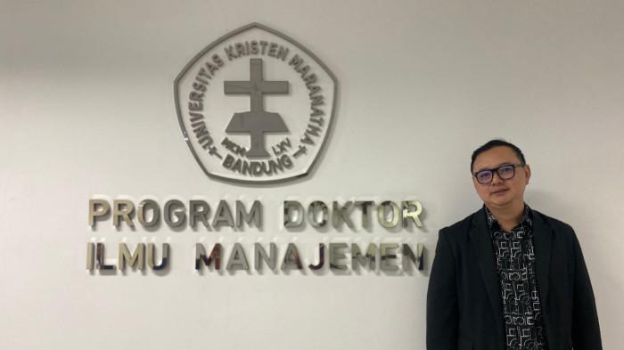 DEKAN - Dekan Fakultas Hukum dan Bisnis Digital Universitas Kristen Maranatha Dr. Henky Lisan Suwarno