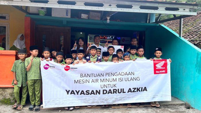 Demmy Firmansyah, Promotion Department Head PT Daya Adicipta Motora, bersama Elizabeth Koswara