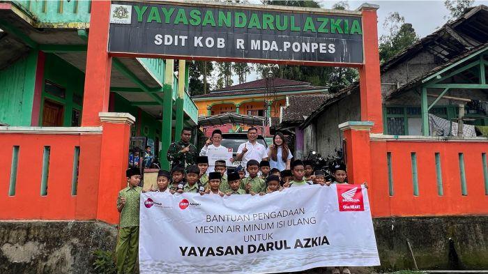 Demmy Firmansyah bersama Elizabeth Koswara berfoto bersama