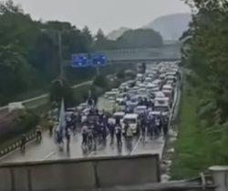 Viral Aksi Buruh Blokade Jalan Tol Pasteur Bandung Dibubarkan Polisi, Lalu Dikawal Sampai Keluar