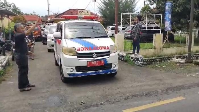 MENJEMPUT - Deretan ambulans diberangkatkan dari Polsek Rengasdengklok, Karawang, ke Majalengka untuk menjemput korban kecelakaan, Selasa (24/3/2026).