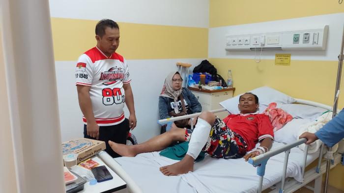 KORBAN SELAMAT - Dian (baju merah) korban yang tertimbun longsor tebing  saat ditemui Tribun Jabar, di RS Universitas Padjajaran, Jatinangor, Sumedang, Sabtu (3/1/2026) petang. Dian berhasil selamat setelah berteriak minta tolong.