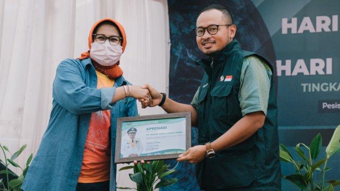 Cegah Abrasi Bibir Pantai, BUMD Pemprov Jabar MUJ ONWJ Tanam Mangrove di Pantura Jabar