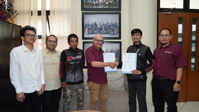 Direktur Pengelolaan Aset dan Sarana Prasarana Unpad, Edward Henry,  dan perwakilan Forum Aliansi Komunitas Ojek Jatinangor, Jimmy Syahiran, usai menandatangani SKB, di Ruang Direktorat Sarana Prasarana Unpad, Gedung Rektorat Unpad Jatinangor, Sumedang, Selasa (7/4/2026) 