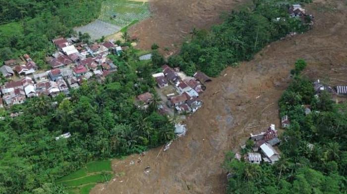 Dokumentasi drone wilayah yang terdampak longsor di Kabupaten Banjarnegara yang terjadi pada Sabtu (15/11).