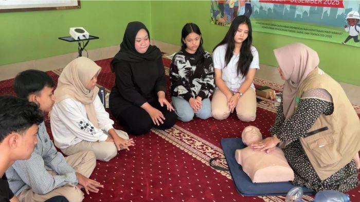 Dosen UBK menjelaskan langkah-langkah Bantuan Hidup Dasar (BHD)