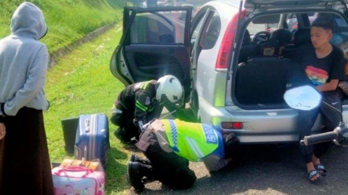 Mobil Pemudik Alami Ban Bocor di Tol Cipali Subang, Polisi Sigap Bantu Ganti Ban